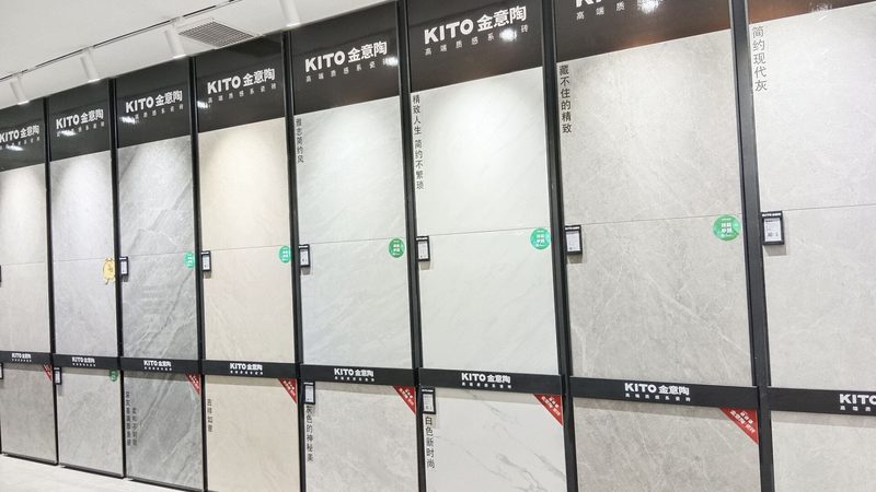 以下是一些适合小户型空间的瓷砖规格推荐：